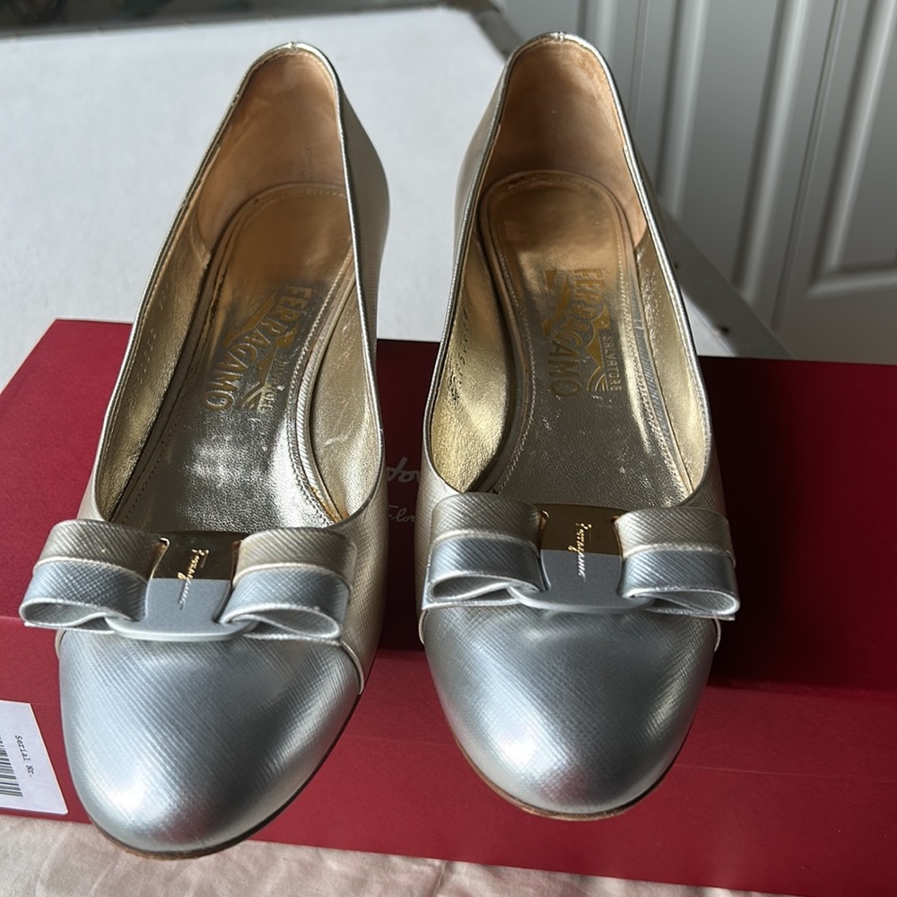 Ferragamo Vara bow pump in metallic platinum and gold leather looks like a dream - Picture 10 of 16
